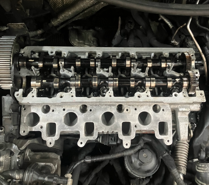 Pojízdný automechanik Pavlicar při opravě vozidla